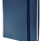 Blaues Notizbuch mit Gummiband; strukturierte Oberfläche; rechteckige Form; elegant und funktional.