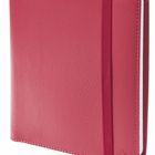 Rotes Notizbuch mit Kunstleder-Einband, Gummiband, abgerundeten Ecken und sichtbaren weißen Seiten.