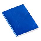 Ein geschlossenes Buch mit blauen Einband und sichtbaren weißen Seitenrändern.