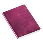 Ein Buch mit einem glänzenden, dunkelrosa Einband ohne sichtbare Texte oder Verzierungen.