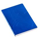 Es gibt keinen Text zu erwähnen. Ein Notizbuch mit einem blauen, strukturierten Umschlag liegt leicht schräg.