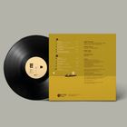 Schwarze Vinyl-Schallplatte mit gelbem Cover, darauf Trackliste und Mitwirkende in schwarzem Text.