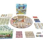 "Fromage" steht auf einer Spielschachtel. Rundes Spielfeld und Spielmaterial gruppiert: Karten, Figuren, Plättchen.