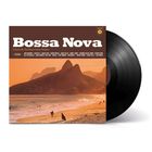 "Bossa Nova: Classics By The Bossa Nova Masters." Strandbild mit Bergen im Hintergrund, Schallplatte daneben.