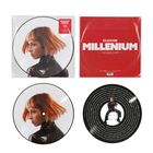 Ein Album-Cover mit "SUZANE MILLENIUM". Schallplatten zeigen eine Frau mit roten Haaren und schwarzer Kleidung.