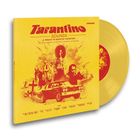 „Tarantino Sounds: A Tribute to Quentin Tarantino“ steht auf einem gelben Plattencover mit roten Illustrationen von Filmszenen.