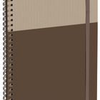 Kein Text vorhanden. 

Ein spiralgebundenes Notizbuch mit zwei Farbtönen: Beige oben, Braun unten, und einem Gummibandverschluss.