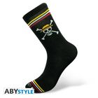 Auf schwarzer Socke: Totenkopf mit Strohhut. Gelbe, weiße, rote Streifen oben. Text: "ABYstyle" unten links.