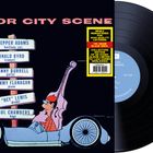 MOTOR CITY SCENE. Schilder benennen sechs Musiker mit Instrumenten. Illustration: Person im Auto mit Kontrabass.