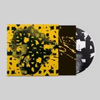Schwarz-weiße Vinyl-Schallplatte mit abstraktem gelbem Cover voller zerstreuter Buchstaben und fragmentierten Gesichtern.