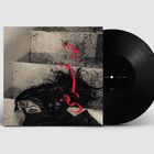 Text in Rot auf Albumcover. Eine Frau liegt auf einer steinernen Treppe, teilweise verdeckt. Neben ihr eine schwarze Schallplatte.