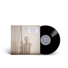 Auf einem Albumcover steht "Alex Cameron 'Late to Set'". Das Cover zeigt eine unscharfe Gestalt hinter transparenten Vorhängen. Eine Schallplatte liegt daneben.