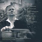 Texte "THE SORCERER" und "IRENE" sprechen über einen Zauberer und alte Erinnerungen. Porträt eines eleganten Mannes.