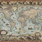 Eine alte Weltkarte mit dekorativem Rand aus mythologischen Figuren und Landschaftsszenen.