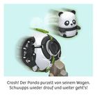 Ein Panda stürzt von einem futuristischen Wagen und springt wieder auf. Dynamische Linien zeigen Bewegung.