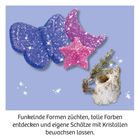 Funkelnde Kristallformen wie Schmetterling, Halbmond und Stern in Blau, Lila und Pink auf blauem Hintergrund.