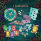 Text: "Spielmaterial". Spielkarten, bunte Meeresfiguren und eine runde Scheibe mit Meerestieren.