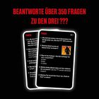 Text: "BEANTWORTE ÜBER 350 FRAGEN ZU DEN DREI ???" 
Darstellung: Zwei Quizkarten mit Fragen zu den drei ??? in schwarzem Design.