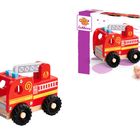 Text: "Fire Engine", "Eichhorn". Ein rotes Holzspielzeug-Feuerwehrauto mit schwarzen Rädern und Leiter. Verpackung abgebildet.