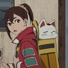 Anime-Stil: Junge Frau mit dunklem Haar, trägt roten Anzug, hält Lutscher, Katze im gelben Rucksack.