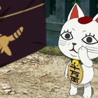 Ein Zeichentrick-Katzenfigur mit einem goldenen Amulett, das japanische Schriftzeichen trägt, steht draußen vor einem Zaun.