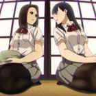 Zwei Anime-Schülerinnen in Uniformen sitzen kniend auf Tatamimatten und schauen sich an. Hintergrund: Shoji-Paneele.