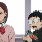 Zwei Anime-Charaktere: Eine Frau mit Smartphone, roter Schleife und Ohrringen, ein Mann mit Brille und Zeitschrift.