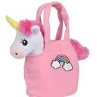 Ein Regenbogen-Aufnäher auf einer rosa Tasche mit einem Plüscheinhorn, das gelbes Horn und pinke Mähne hat.