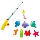 Bunte Angelrute mit Plastikspielzeug: Fisch, Wurm, Krabbe, Seestern und anderer Meeresfiguren in leuchtenden Farben.