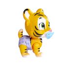 Ein gelbes Tigerjunges mit grünen Augen, das einen blauen Schnuller und eine lilafarbene Windel trägt.