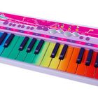 "My Music World" oben mittig. Buntes Kinderkeyboard mit farbigen Tasten in einem weißen Gehäuse.
