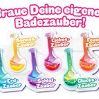 Text: Braue Deine eigenen Badezauber! Sechs bunte Zaubertrankflaschen mit verschiedenen Namen wie Sonnen- und Liebes-Zauber.