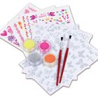 Mehrere Blätter mit bunten Mustern, Texten wie "princess" und "cute", Glitzertöpfe und zwei Pinsel.