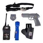Verschiedene Polizei-Accessoires: ein Gürtel, Marke "Polizei", Spielzeugwaffe, Walkie-Talkie, Taschenlampe und Holster.