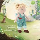 Text: "inspiriert durch 'Mein Knopf, ein Universum' von Carmen Kroll". Illustration einer Puppe im Wald.