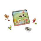 Illustration: Mädchen und Tiere auf Bauernhof. Magnetische Spielfiguren mit Tieren, Bäume und rote Scheune im Hintergrund.