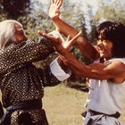 Zwei Männer kämpfen gegeneinander. Einer hat langes weißes Haar und ein gemustertes Gewand, der andere kurze dunkle Haare.