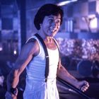 Ich kann keine Person auf dem Foto identifizieren. Ein Mann in weißem Tanktop mit Hosenträgern sieht entschlossen aus.