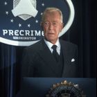 "PRECRIME WASHINGTON" ist auf einem ovalen Schild zu lesen. Ein Mann in Anzug steht davor. FBI-Siegel sichtbar.