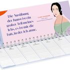 Text: "Die Ausübung der Kunst ist ein großer Teil meines Ichs, es ist mir die Luft, in der ich atme." Clara Schumann.  
Illustration einer Frau; Kalender mit Wochenübersicht.