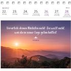Kalenderblatt März, Woche 12. Spruch: "Verurteile deinen Nächsten nicht..." darunter: TALMUD. Bild: Sonnenaufgang über Hügeln.
