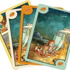 Oben links in jeder Ecke ein Pizzastück. Illustration von zwei Kindern und einem Hund beim Camping unter Sternenhimmel.