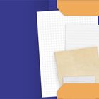 Ordner mit linierten und karierten Blättern, beige Papierstück, blau-orange Farben.