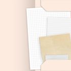 Ordner mit linierten und karierten Papierbögen. Cremefarbener Hintergrund.