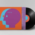 Text "nothing" auf einem orangefarbenen Cover mit lila und blauem Kopfprofil. Eine Schallplatte ist sichtbar.