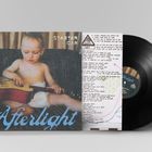Text: "Starter Car" und "Afterlight" in Blau. Kind ohne Hemd spielt auf einer kleinen Gitarre. Vinyl-Schallplatte und Text.