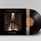 "The Monochrome Set", "Lotus Bridge", Frau mit Hut in Waldweg-Illustration auf einem Schallplatten-Cover.