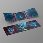 "Dananac" steht auf einer CD, umgeben von blau-violetter abstrakter Kunst.