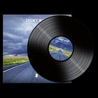 "Snowy White and the White Flames" und "The Finnish" auf einer Schallplatte vor einer Straße unter bewölktem Himmel.