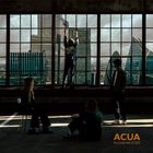 Text: "ACUA FLOOD MY EYES". In einem Raum vor einer großen Fensterfront mit moderner Stadtansicht stehen und sitzen vier Personen.